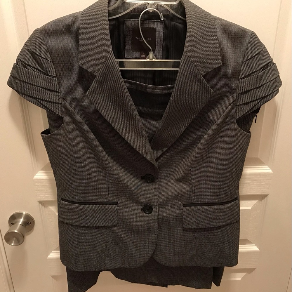 The Limited Black/White Pattern Short Sleeve Skirt Suit